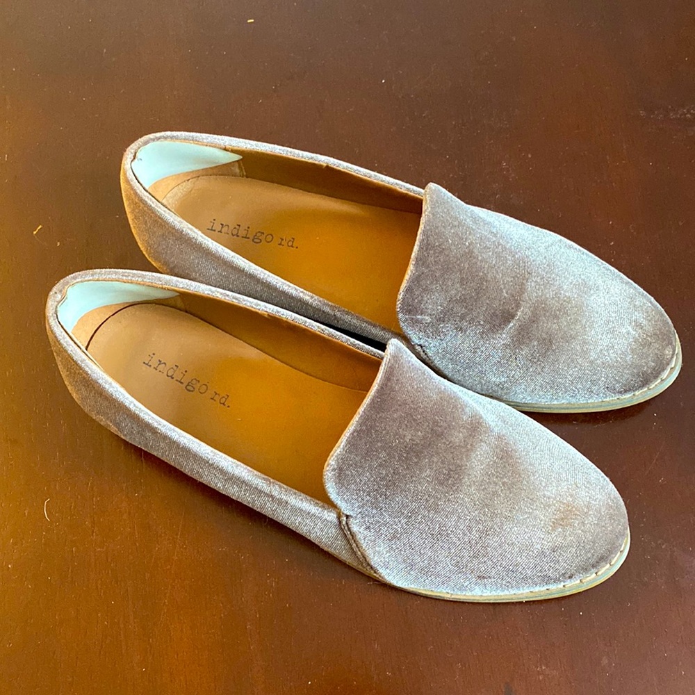 Women’s 6 taupe velvet loafer flats Indigo Rd